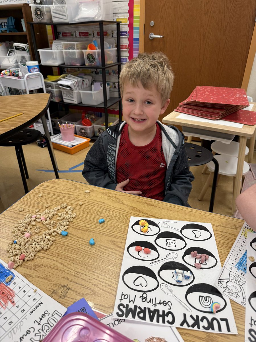 We’ve been learning how to sort and graph. Today we sorted Lucky Charm’s and graphed them! 🍀💚🍀
#HMEProud #MelissaSchools