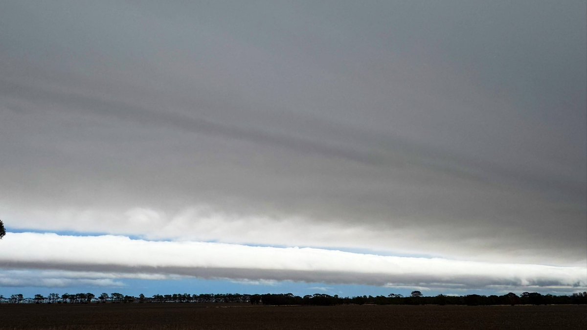 Yesterdays fire in Stokes NP vs todays wall of cloud &amp; hopefully more rain! 15mm overnight at our home farm!