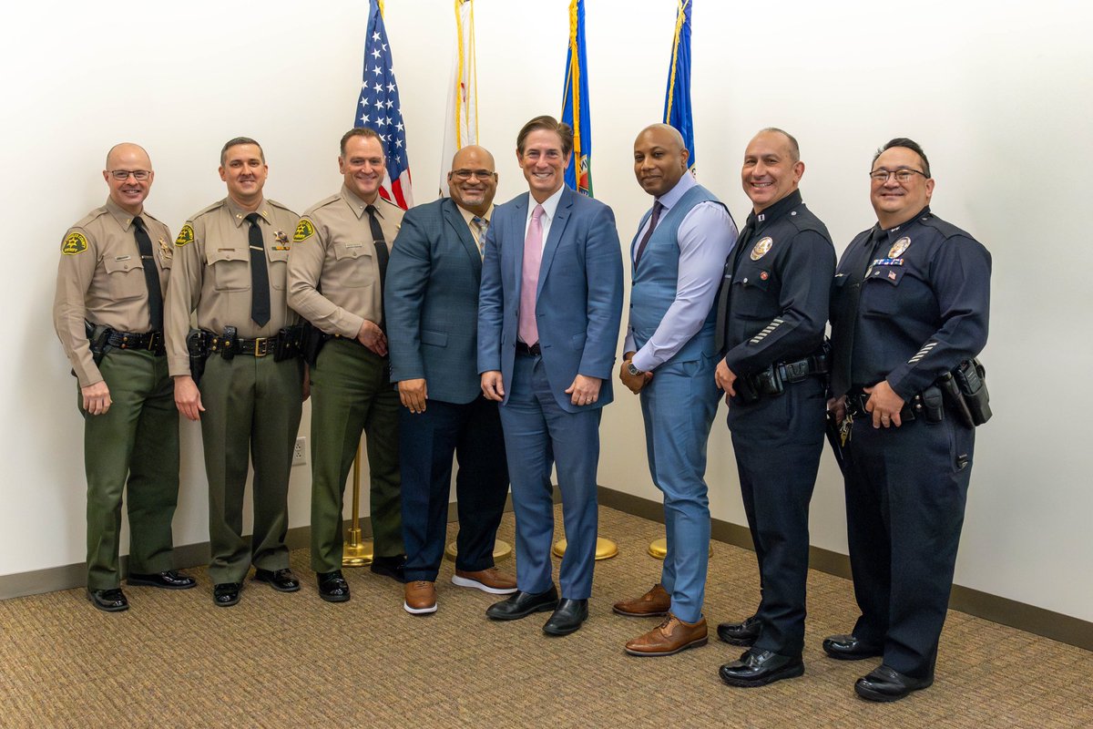 <a href="/LAPDTransit/">LAPD Transit Services Division</a> @lapddonnyg &amp; Captain Alex Baez, 
@LASDTransit &amp; <a href="/metrolosangeles/">Metro Los Angeles</a> executives came together for a productive meeting with LA District Attorney Nathan Hochman @Nathanhochmanda to strategize stronger felony filings for assaults against MTA bus drivers, train operators,