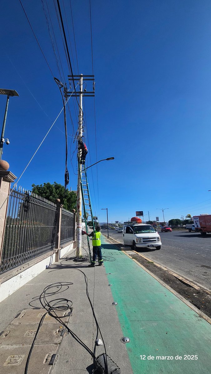 Paseo5F's tweet image. Y recuerden, aún falta cambiar el alumbrado público a alumbrado subterráneo @gobqro  aún no termina la obra de #p5f