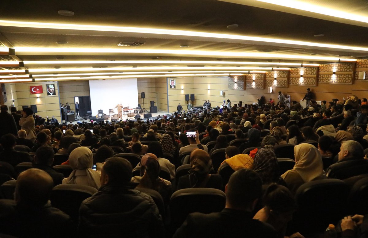 📍 Bingöl Belediyesi Konferans Salonu

Belediye Başkanımız <a href="/Erdalarikan12/">Erdal ARIKAN</a> ve teşkilatımız ile birlikte; İlahileriyle gönüllere dokunan sanatçı Abdurrahman Önül ile manevi atmosferi doyasıya hissettiğimiz muhteşem bir ilahi konserine katıldık. Başta Abdurrahman Önül’e, ekibine ve