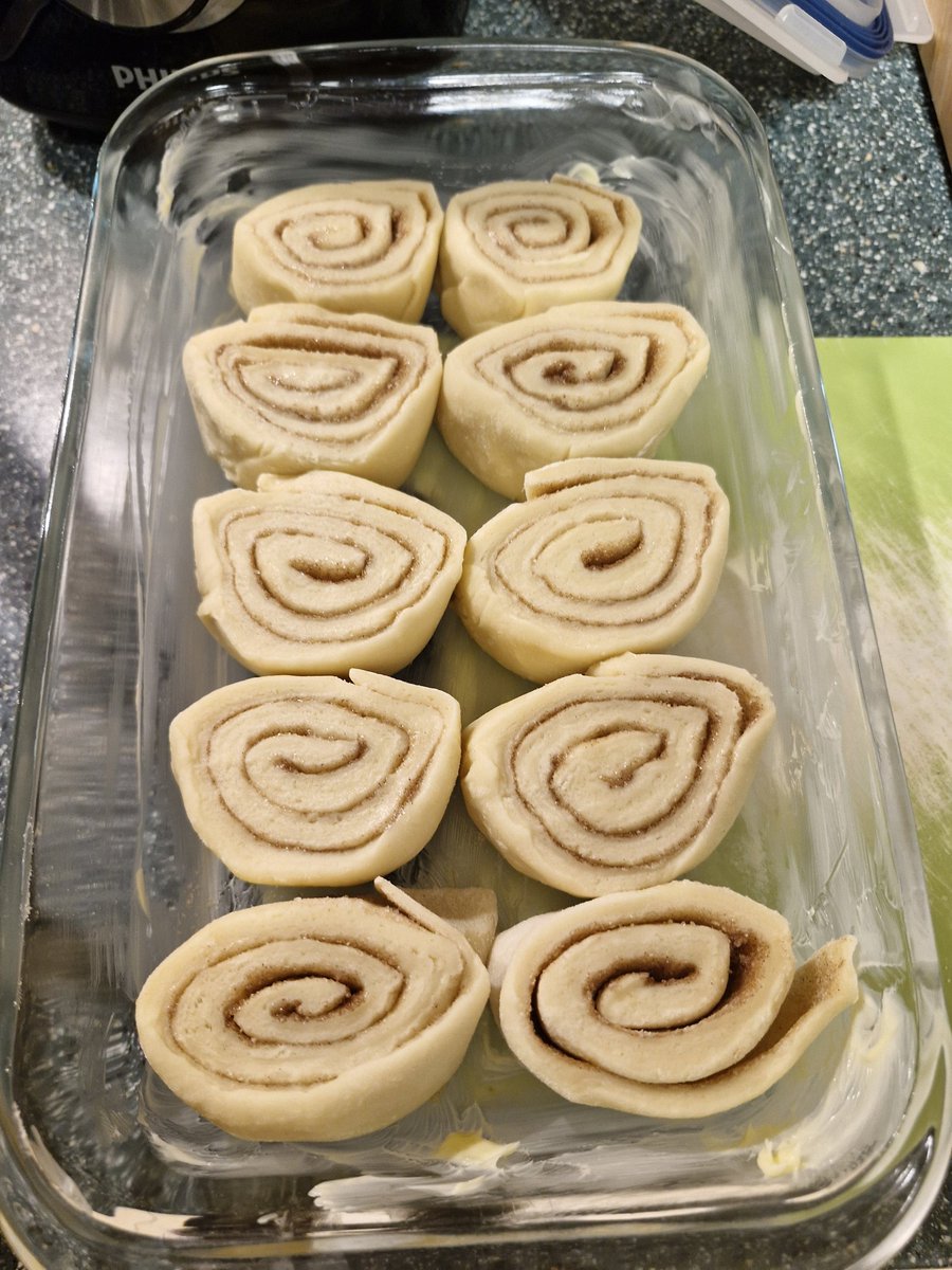 klappivonder's tweet photo. Zimtschnecken in Produktion...für ganz liebe Kollegen 😉😋👩🏻‍🍳

#Backdingens https://t.co/VJiahyYbn0