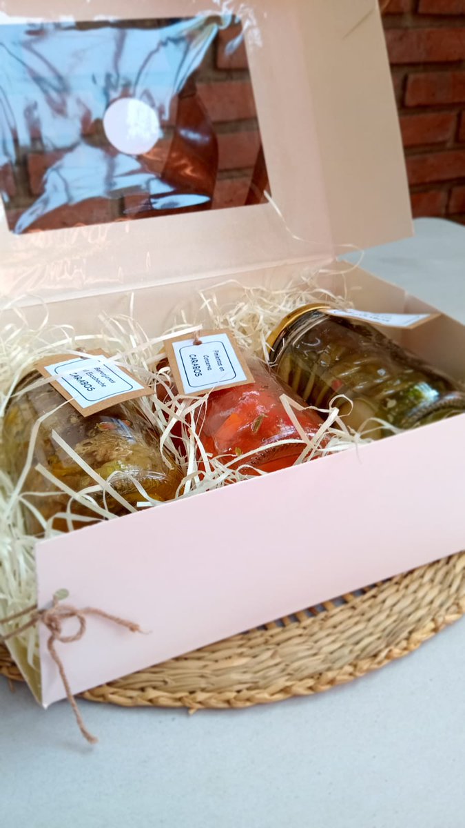 Ustedes saben que desde Morfar siempre le damos una mano a los emprendimientos. El hijo de un amigo que se egresó de Gastronomía empezó a armar uno de conservas y escabeches y me propuso hacer un sorteo de un box con tres frascos premium.
