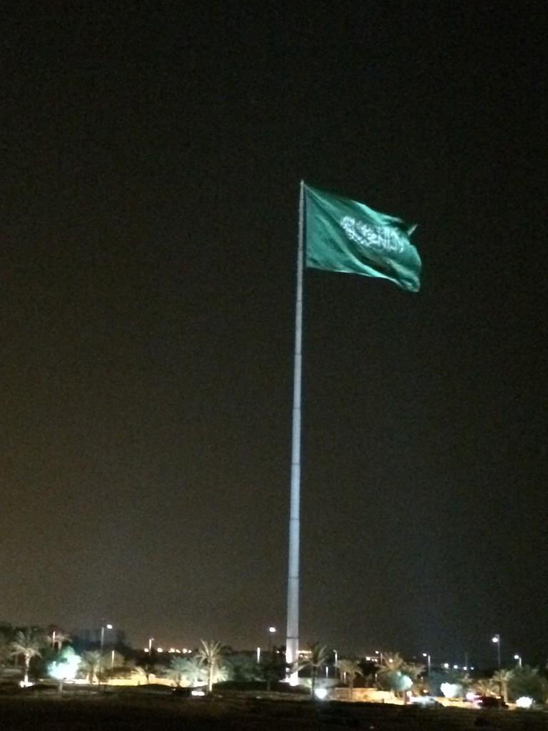 DammamActivs's tweet photo. في #يوم_العلم موسف منظر سارية العلم في #حفرالباطن وهي من غير انارة نتمنى من #امانة_حفرالباطن وضع انارة عاكسة للعلم لأضهار جماله https://t.co/IiEXfLZesM
