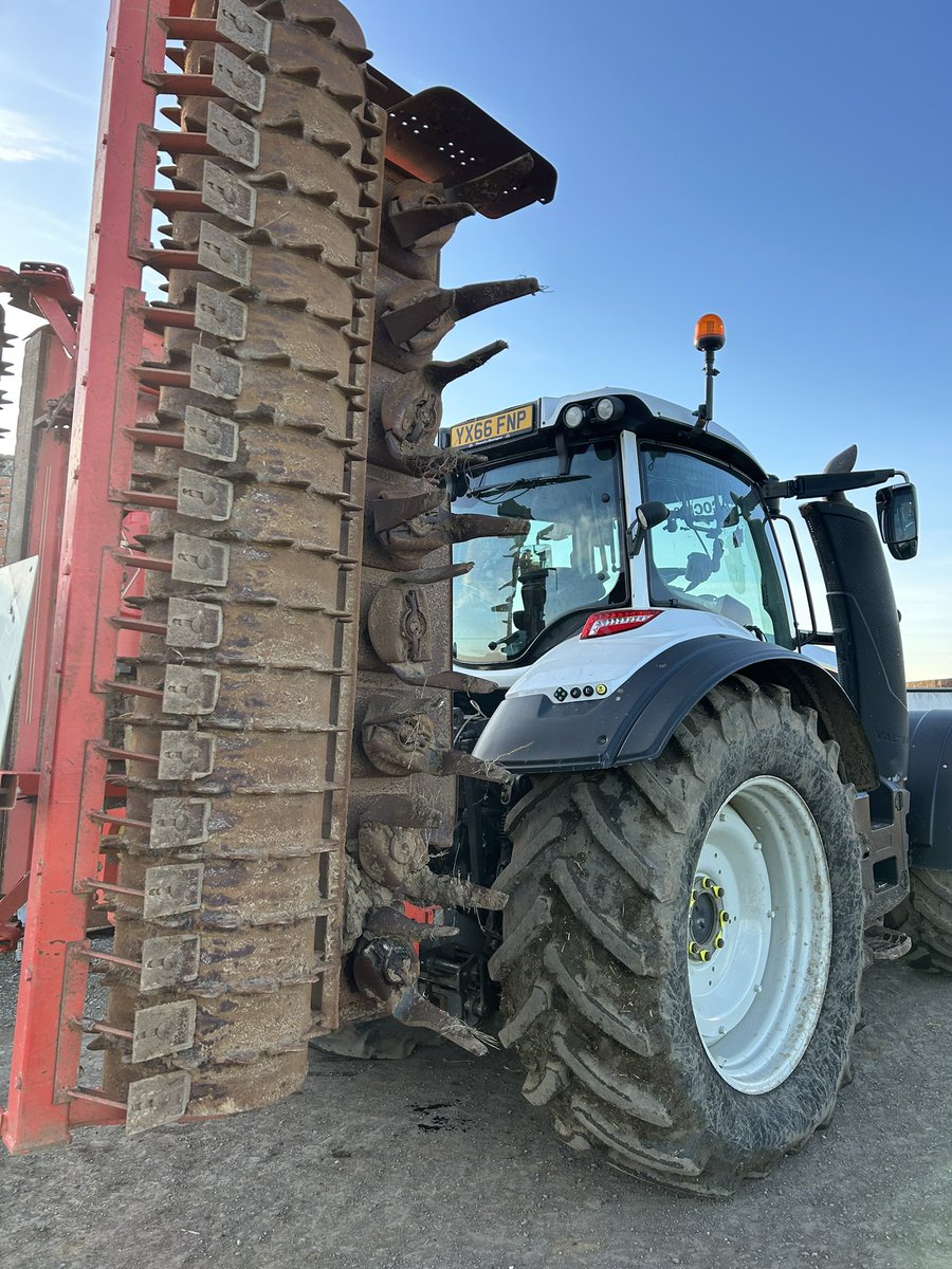 A busy couple of days with the dry weather , we’ve had some mucking out  , Mang sprays on , and some spring sowing 👌🏻