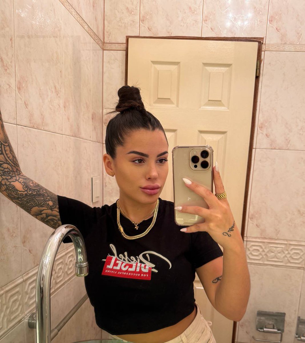 EmilieDelvauxx's tweet photo. Petit chignon de fait, je suis prête à sucer le premier qui me chauffe ce soir  🫦 https://t.co/eFhgGqPATc