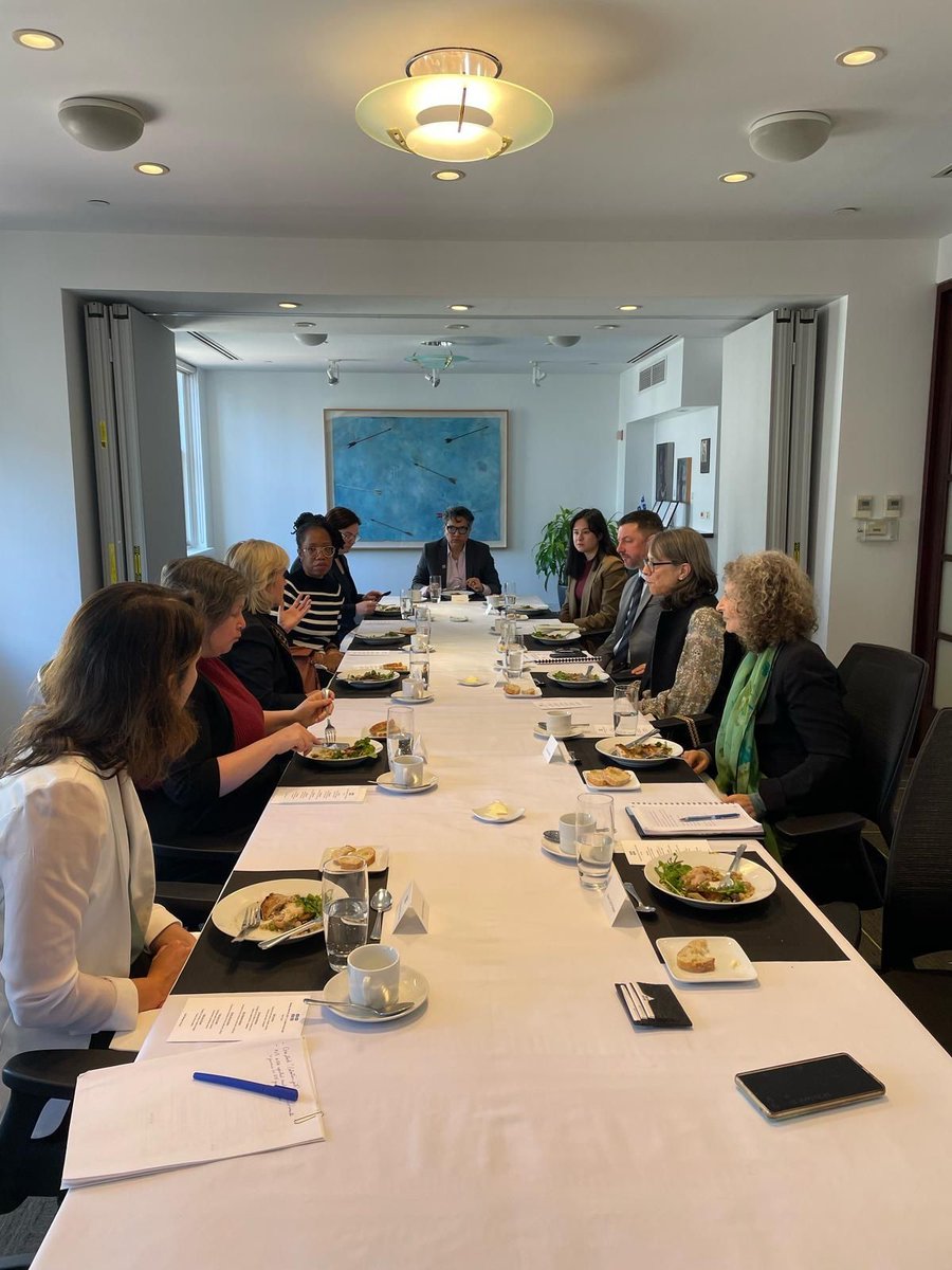 MRIF_Quebec's tweet image. Notre ministre a échangé sur l'importance de la santé reproductive et de l’accès aux soins de santé pour les femmes avec plusieurs interlocutrices new-yorkaises. 🇺🇸📢 Elles ont pu revenir sur le chemin parcouru et sur les nouvelles actions entreprises depuis la #CSW68. 🙌♀️