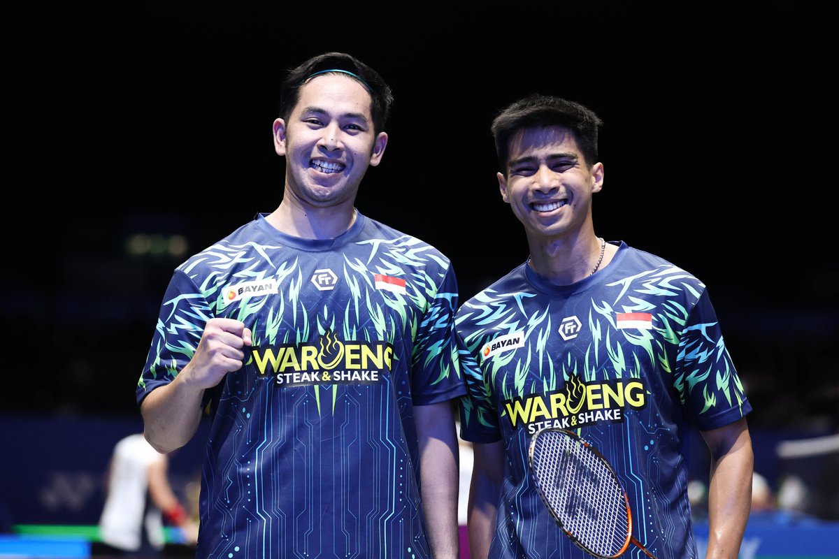 ainurohman's tweet photo. Moh Reza Pahlevi Isfahani
"Koh Hendra selalu mengingatkan kebiasaan-kebiasaan lawan dan kemana kami harus mengembalikan bola. Pembawaan yang tenang juga membuat kami bisa lebih rileks."

Sabar Karyaman Gutama
"Arahan dan bimbingan Koh Hendra dari kursi pelatih sangat membantu kami."

Debut bagi Sabar/Reza di All England. Debut Hendra Setiawan sebagai pelatih, berlangsung di All England. 

Mereka berkolaborasi untuk mengalahkan uggulan 3 Liang/Wang🇨🇳 dalam straight game 21-17, 22-20 di babak 1 All England 2025.  

📸🗣️: PBSI