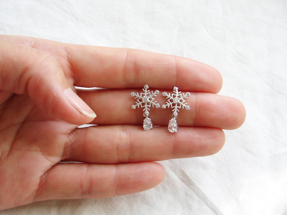 JewelryByMikako's tweet image. Snowflake Earrings ~Silver. Tiny Cubic Zirconia Teardrop Charm. Holiday Gift. Simple Modern Jewelry by PetitBlue tuppu.net/59449e77  #SilverSnowflake