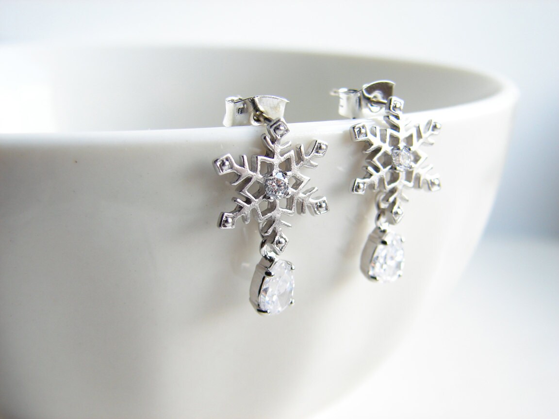 JewelryByMikako's tweet image. Snowflake Earrings ~Silver. Tiny Cubic Zirconia Teardrop Charm. Holiday Gift. Simple Modern Jewelry by PetitBlue tuppu.net/59449e77  #SilverSnowflake