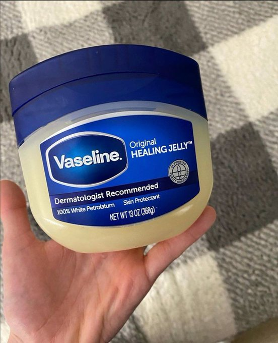 realTigerAgency's tweet photo. La mayoría de los hombres pasan por alto la forma más sencilla de mejorar su aspecto.

Todo lo que necesitas es un producto: Vaselina.

Aquí tienes 7 trucos con vaselina que transformarán por completo tu aspecto (y tu vida):

// Hilo // https://t.co/1kIieZpgZY