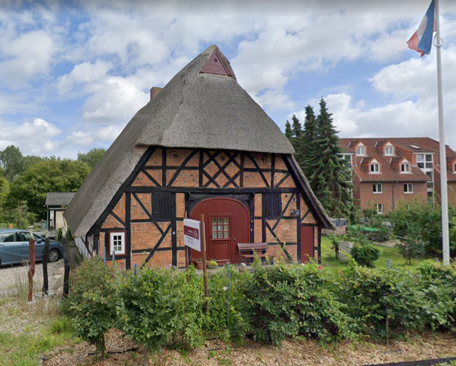 kaukasischer's tweet photo. Ich habe heute eine kleine Führung durch ein 1778 erbautes Bauernhaus erhalten und bin schwer begeistert. Eigentlich ist es ein Nebengebäude gewesen und diente auch mal als Räucherei, wodurch das Erdgeschoß eine tolle Deckenhöhe von 4,50m hat. https://t.co/vU6tdlzLuY
