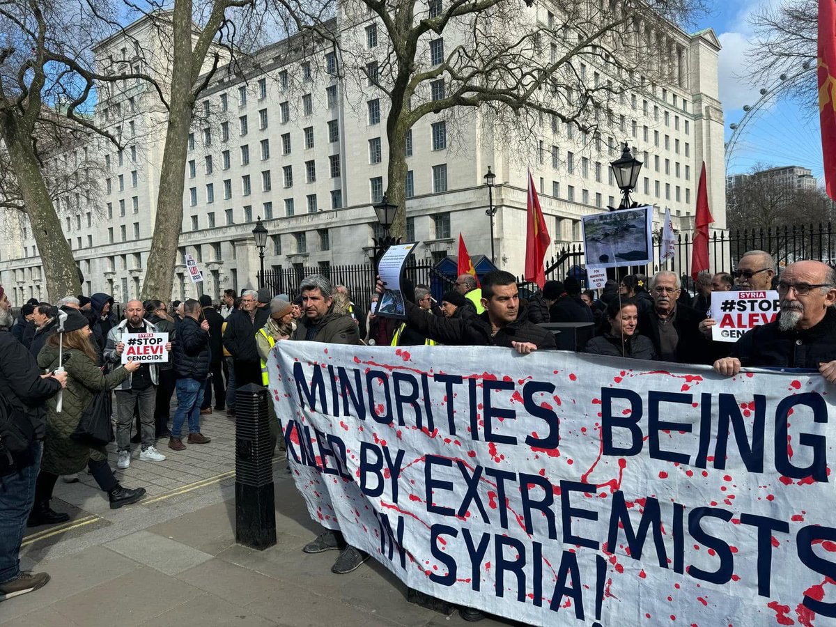 BAFederation's tweet image. Suriye’de  yaşanan Alevi soykırımını Londra’da İngiltere Parlemantosu önünde  yoğun bir katılım ile protesto ettik. İmza kampanyasında toplanan imzaları bir dosya halinde Britanya Parlemantosu Alevi Secreteryasi baskani ve milletvekili sayın Bambos Charalambos’a teslim ettik.