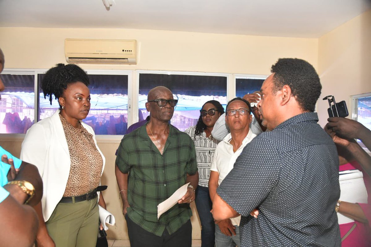 LocalGovJa's tweet image. During the visit, the Minister told vendors that throughout the period of registration and prior to the full restoration which will be completed by December 2025, they will not be required to pay any fees. #LocalGovAtWork