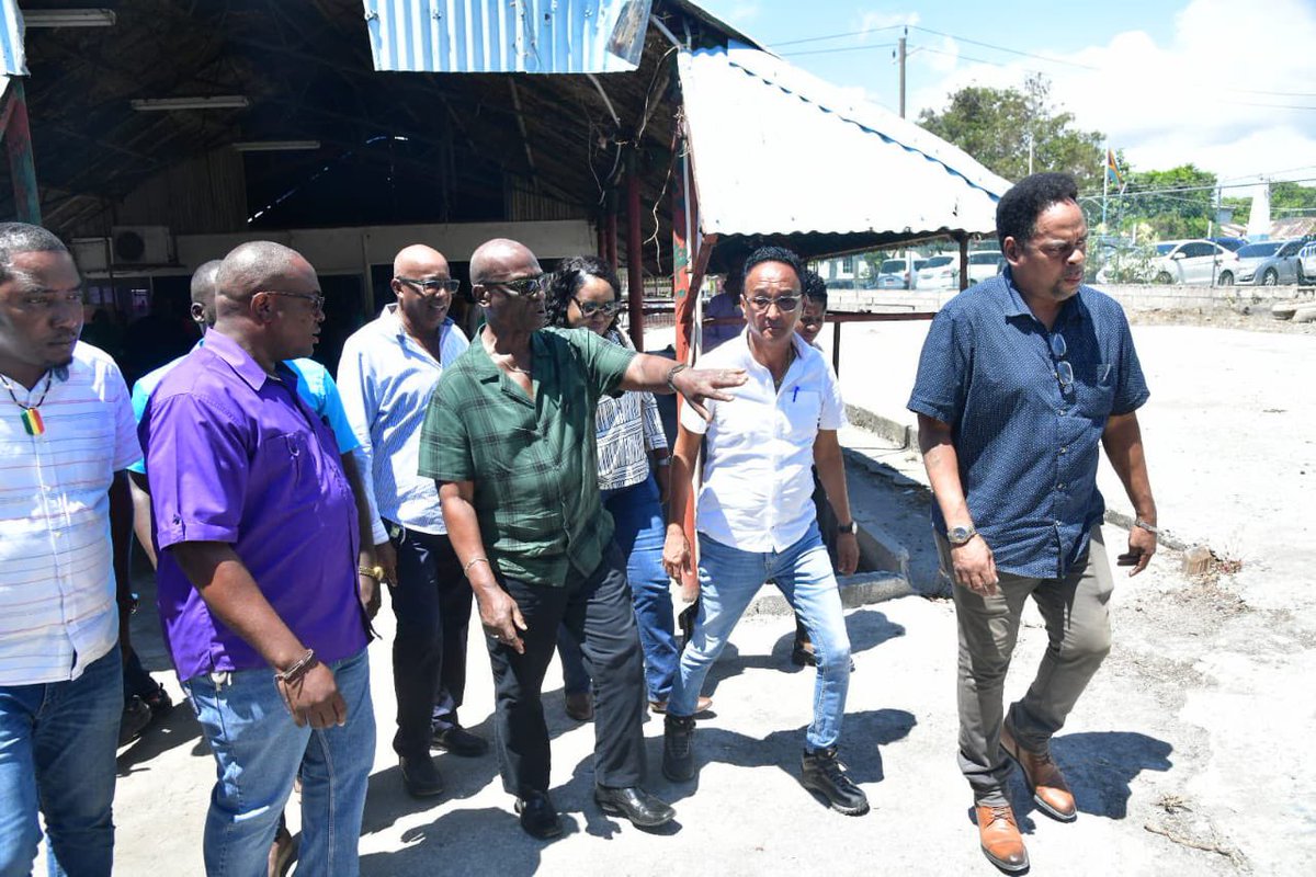 LocalGovJa's tweet image. During the visit, the Minister told vendors that throughout the period of registration and prior to the full restoration which will be completed by December 2025, they will not be required to pay any fees. #LocalGovAtWork