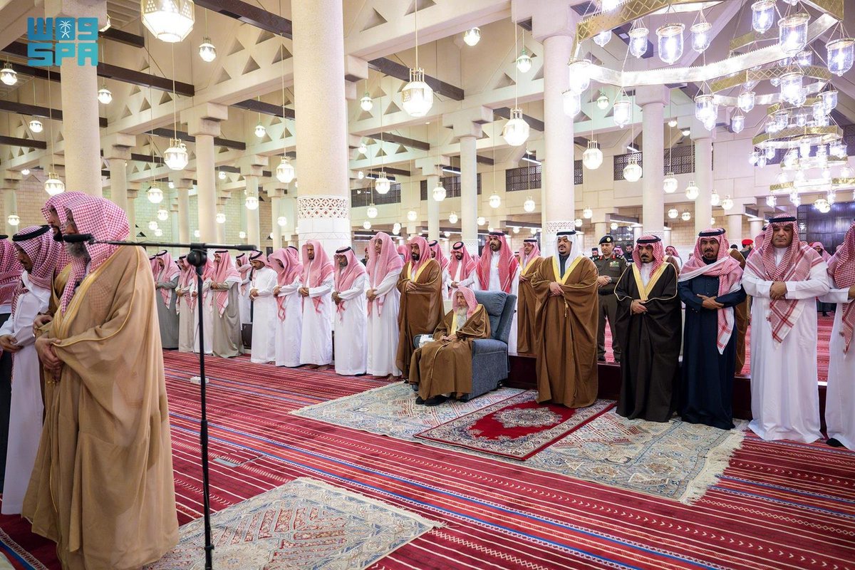 نائب أمير منطقة الرياض يؤدي صلاة الميت على الشيخ فيصل بن سلطان آل حثلين.
spa.gov.sa/N2280349
#واس_عام