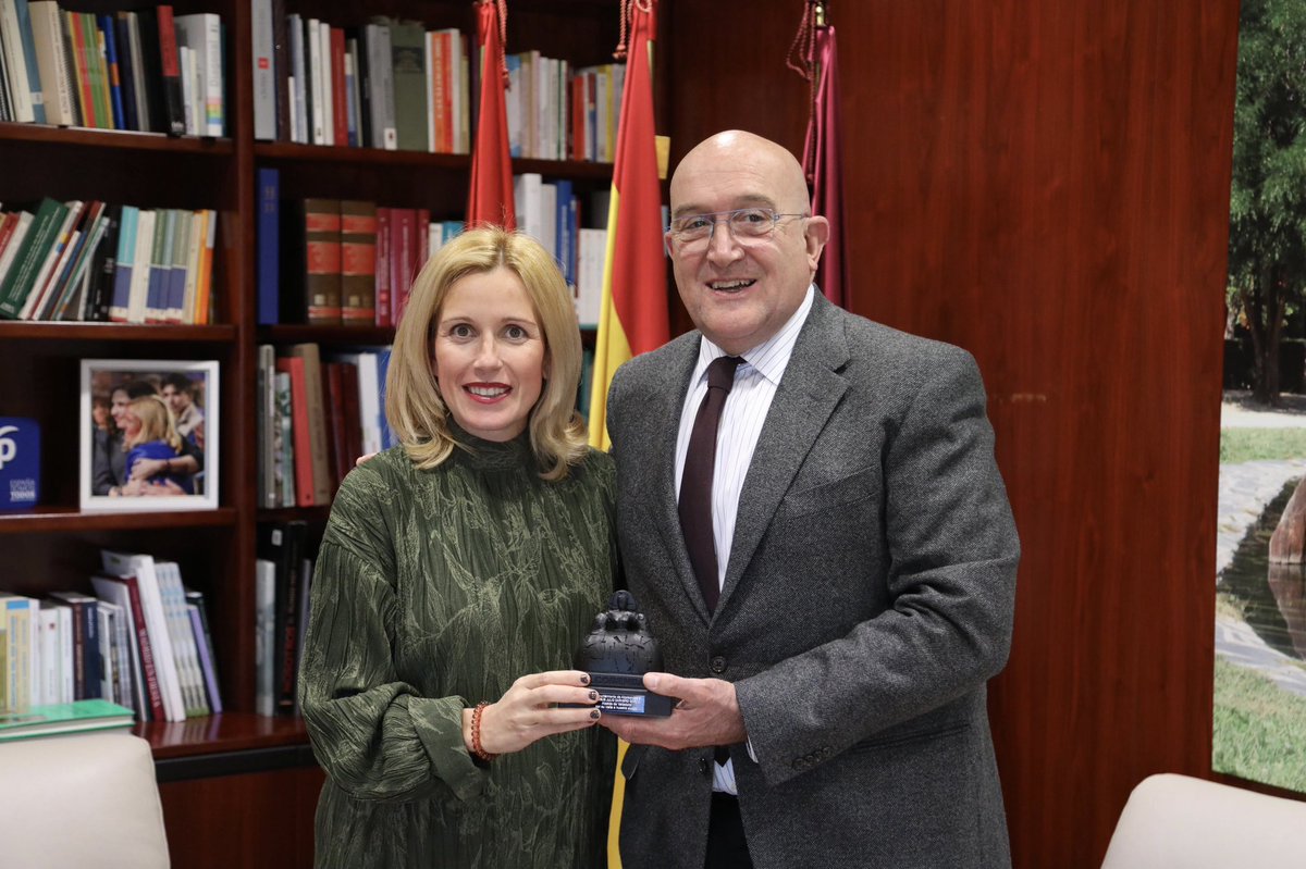 RocioGAlcantara's tweet photo. 🤝🏻 ATRACCIÓN DE INVERSIONES CON EL ALCALDE VALLADOLID 

🙌🏻 Recibimos al Alcalde de Valladolid, @JesusJCarnero , y la presidenta de la @CEOEValladolid , Ángela De Miguel.

🔝 Valladolid y Alcobendas son dos ciudades en crecimiento. https://t.co/3xan1gJm0e