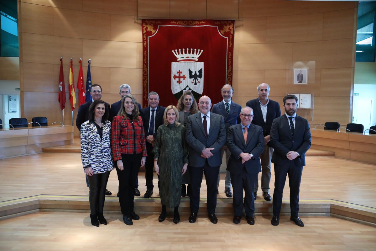 RocioGAlcantara's tweet photo. 🤝🏻 ATRACCIÓN DE INVERSIONES CON EL ALCALDE VALLADOLID 

🙌🏻 Recibimos al Alcalde de Valladolid, @JesusJCarnero , y la presidenta de la @CEOEValladolid , Ángela De Miguel.

🔝 Valladolid y Alcobendas son dos ciudades en crecimiento. https://t.co/3xan1gJm0e