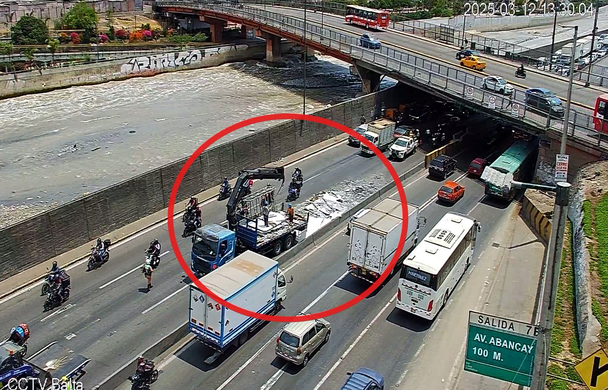 LimaExpresa's tweet photo. Lima Expresa informa: Congestión vehicular en Vía de Evitamiento, con sentido al sur, desde puente Ricardo palma hasta puente Habich por la caída de carga de un camión. 
Unidades de auxilio vial en Lima Expresa están brindando atención en el punto.
@AmericaNoticias @canalN_ https://t.co/N4IDLylIT8