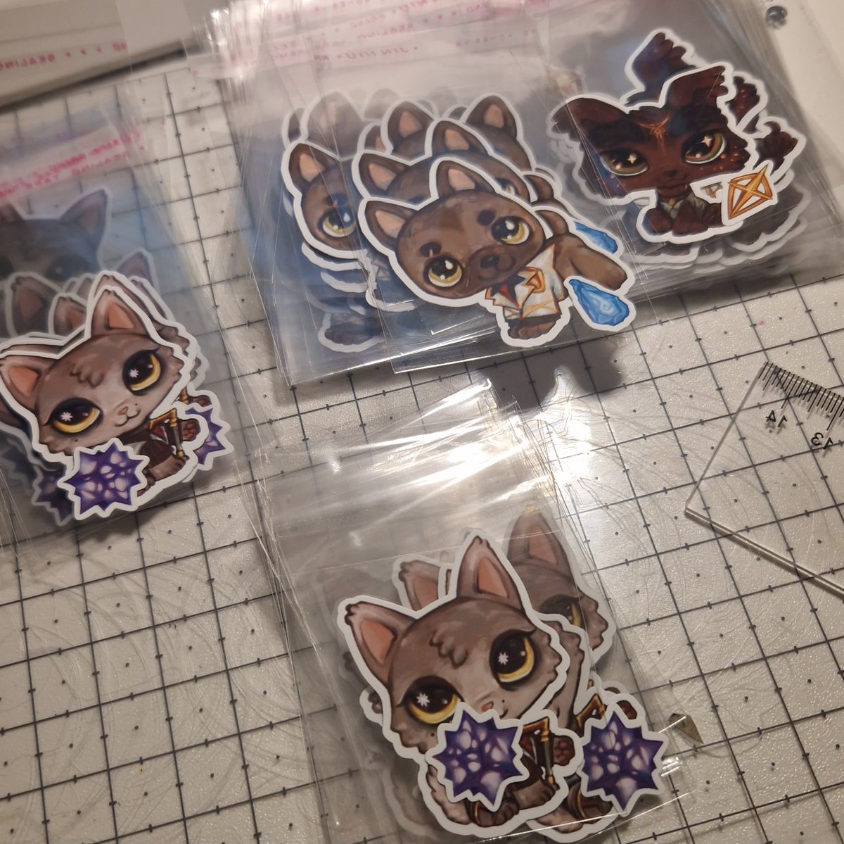 Nikyu0's tweet image. Packaging the sillies!! I should be sending out all the orders made in feb and beginning of march tomorrow or the day after! ^^