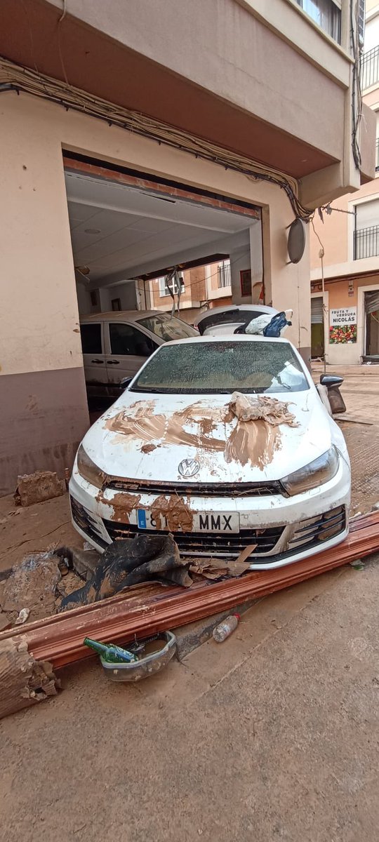 Estoy del anuncio de Antonio Lobato y de Compramos tu coche hasta los mismos cojones. Toma ahí os  dejo una foto, compradme el coche a ver qué me dais pesaos. Jooooder!