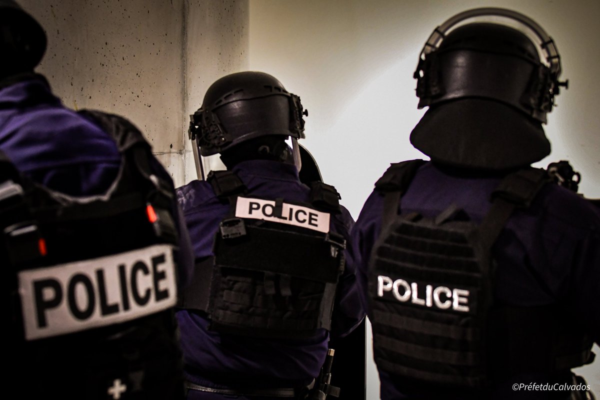 Prefet14's tweet photo. 📣 Bilan | Exercice de gestion de crise à Caen

Ce mercredi, un exercice de grande ampleur s’est tenu au Palais des Sports de #Caen.

Le scénario consistait en une attaque terroriste de plusieurs assaillants lors d’un événement au Palais des sports suivie d’une prise d’otage.

Cet entraînement a été organisé sous l’autorité du préfet afin de tester la chaîne de commandement et la réactivité des services de l’État et des partenaires face à une crise majeure, de manière coordonnée et efficace.

Ce type d’entraînement permet d’anticiper les défis opérationnels, de renforcer la coopération entre les différents acteurs et d’adapter les procédures.

👥️ Pour assurer un scénario au plus proche de la réalité, de nombreux services nationaux et locaux ont été mobilisés :

➡️ Services de secours : pompiers, SAMU, associations agréées de sécurité civile
➡️ Forces de sécurité intérieure : Polices nationale et municipale, Gendarmerie, Sentinelle
➡️ Unités d’élite : RAID, GIGN
➡️ Acteurs institutionnels, partenaires et bénévoles,

ainsi que l’autorité judiciaire, avec le parquet de Caen et le parquet national anti-terroriste (PBAT).

🎯 L’exercice a permis de tester plusieurs aspects cruciaux de la gestion de crise :
🔹️ La procédure d’urgence absolue
🔹️ La chaîne d’alerte et la coordination inter-services
🔹️ La prise en charge des victimes
🔹️ La communication de crise

Chaque année, 3 à 4 exercices sont organisés dans le #Calvados pour renforcer la préparation des forces de sécurité et des secours. Celui d’aujourd’hui s’est distingué par son intensité et la participation d’unités spécialisées, garantissant un entraînement de haut niveau.

🤝 Le préfet remercie l’ensemble des services pour leur mobilisation et leur engagement !

Plus de photos https://t.co/3R3HiDRQtL