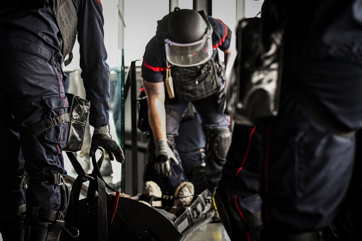 Prefet14's tweet photo. 📣 Bilan | Exercice de gestion de crise à Caen

Ce mercredi, un exercice de grande ampleur s’est tenu au Palais des Sports de #Caen.

Le scénario consistait en une attaque terroriste de plusieurs assaillants lors d’un événement au Palais des sports suivie d’une prise d’otage.

Cet entraînement a été organisé sous l’autorité du préfet afin de tester la chaîne de commandement et la réactivité des services de l’État et des partenaires face à une crise majeure, de manière coordonnée et efficace.

Ce type d’entraînement permet d’anticiper les défis opérationnels, de renforcer la coopération entre les différents acteurs et d’adapter les procédures.

👥️ Pour assurer un scénario au plus proche de la réalité, de nombreux services nationaux et locaux ont été mobilisés :

➡️ Services de secours : pompiers, SAMU, associations agréées de sécurité civile
➡️ Forces de sécurité intérieure : Polices nationale et municipale, Gendarmerie, Sentinelle
➡️ Unités d’élite : RAID, GIGN
➡️ Acteurs institutionnels, partenaires et bénévoles,

ainsi que l’autorité judiciaire, avec le parquet de Caen et le parquet national anti-terroriste (PBAT).

🎯 L’exercice a permis de tester plusieurs aspects cruciaux de la gestion de crise :
🔹️ La procédure d’urgence absolue
🔹️ La chaîne d’alerte et la coordination inter-services
🔹️ La prise en charge des victimes
🔹️ La communication de crise

Chaque année, 3 à 4 exercices sont organisés dans le #Calvados pour renforcer la préparation des forces de sécurité et des secours. Celui d’aujourd’hui s’est distingué par son intensité et la participation d’unités spécialisées, garantissant un entraînement de haut niveau.

🤝 Le préfet remercie l’ensemble des services pour leur mobilisation et leur engagement !

Plus de photos https://t.co/3R3HiDRQtL