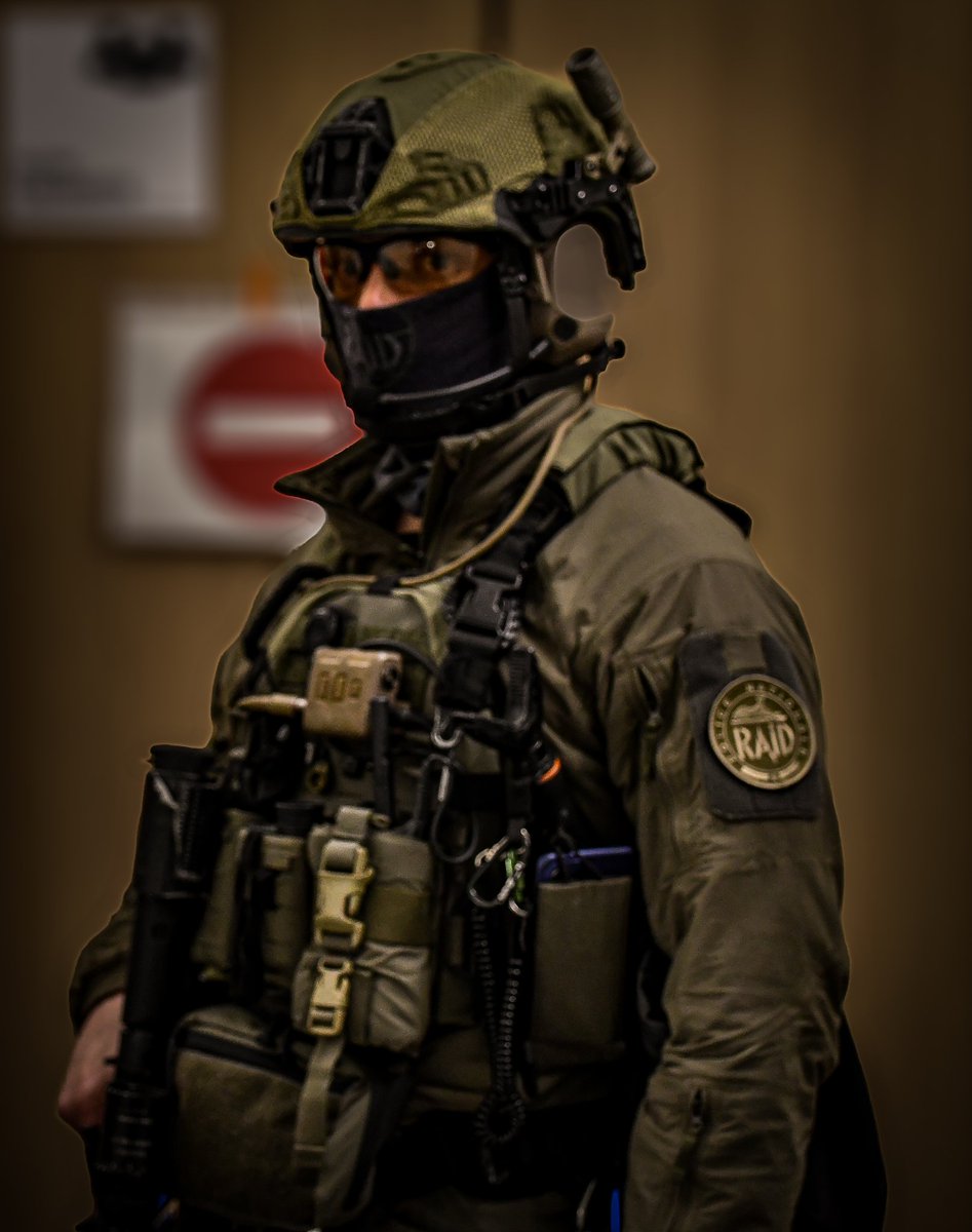 Prefet14's tweet photo. 📣 Bilan | Exercice de gestion de crise à Caen

Ce mercredi, un exercice de grande ampleur s’est tenu au Palais des Sports de #Caen.

Le scénario consistait en une attaque terroriste de plusieurs assaillants lors d’un événement au Palais des sports suivie d’une prise d’otage.

Cet entraînement a été organisé sous l’autorité du préfet afin de tester la chaîne de commandement et la réactivité des services de l’État et des partenaires face à une crise majeure, de manière coordonnée et efficace.

Ce type d’entraînement permet d’anticiper les défis opérationnels, de renforcer la coopération entre les différents acteurs et d’adapter les procédures.

👥️ Pour assurer un scénario au plus proche de la réalité, de nombreux services nationaux et locaux ont été mobilisés :

➡️ Services de secours : pompiers, SAMU, associations agréées de sécurité civile
➡️ Forces de sécurité intérieure : Polices nationale et municipale, Gendarmerie, Sentinelle
➡️ Unités d’élite : RAID, GIGN
➡️ Acteurs institutionnels, partenaires et bénévoles,

ainsi que l’autorité judiciaire, avec le parquet de Caen et le parquet national anti-terroriste (PBAT).

🎯 L’exercice a permis de tester plusieurs aspects cruciaux de la gestion de crise :
🔹️ La procédure d’urgence absolue
🔹️ La chaîne d’alerte et la coordination inter-services
🔹️ La prise en charge des victimes
🔹️ La communication de crise

Chaque année, 3 à 4 exercices sont organisés dans le #Calvados pour renforcer la préparation des forces de sécurité et des secours. Celui d’aujourd’hui s’est distingué par son intensité et la participation d’unités spécialisées, garantissant un entraînement de haut niveau.

🤝 Le préfet remercie l’ensemble des services pour leur mobilisation et leur engagement !

Plus de photos https://t.co/3R3HiDRQtL