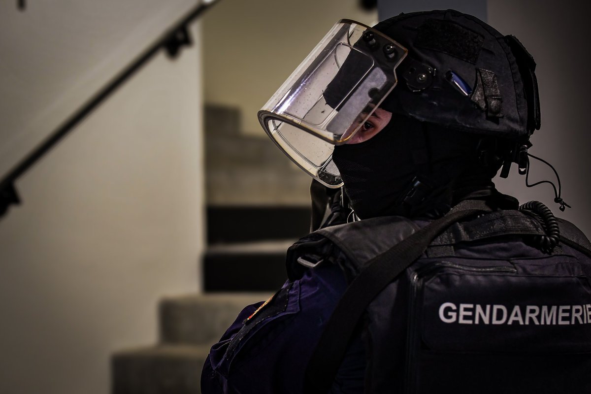 Prefet14's tweet photo. 📣 Bilan | Exercice de gestion de crise à Caen

Ce mercredi, un exercice de grande ampleur s’est tenu au Palais des Sports de #Caen.

Le scénario consistait en une attaque terroriste de plusieurs assaillants lors d’un événement au Palais des sports suivie d’une prise d’otage.

Cet entraînement a été organisé sous l’autorité du préfet afin de tester la chaîne de commandement et la réactivité des services de l’État et des partenaires face à une crise majeure, de manière coordonnée et efficace.

Ce type d’entraînement permet d’anticiper les défis opérationnels, de renforcer la coopération entre les différents acteurs et d’adapter les procédures.

👥️ Pour assurer un scénario au plus proche de la réalité, de nombreux services nationaux et locaux ont été mobilisés :

➡️ Services de secours : pompiers, SAMU, associations agréées de sécurité civile
➡️ Forces de sécurité intérieure : Polices nationale et municipale, Gendarmerie, Sentinelle
➡️ Unités d’élite : RAID, GIGN
➡️ Acteurs institutionnels, partenaires et bénévoles,

ainsi que l’autorité judiciaire, avec le parquet de Caen et le parquet national anti-terroriste (PBAT).

🎯 L’exercice a permis de tester plusieurs aspects cruciaux de la gestion de crise :
🔹️ La procédure d’urgence absolue
🔹️ La chaîne d’alerte et la coordination inter-services
🔹️ La prise en charge des victimes
🔹️ La communication de crise

Chaque année, 3 à 4 exercices sont organisés dans le #Calvados pour renforcer la préparation des forces de sécurité et des secours. Celui d’aujourd’hui s’est distingué par son intensité et la participation d’unités spécialisées, garantissant un entraînement de haut niveau.

🤝 Le préfet remercie l’ensemble des services pour leur mobilisation et leur engagement !

Plus de photos https://t.co/3R3HiDRQtL
