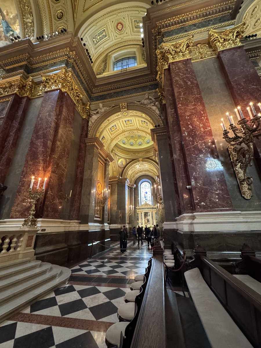 MidasSoy's tweet photo. No soy católico ni religioso en lo más mínimo pero creo que la mejor manera de admirar la belleza de la arquitectura en otros países del mundo es visitando las iglesias sobre todo las católicas. Aquí en  la catedral de San Esteban en Budapest Hungría 🇭🇺 ES IMPRESIONANTE https://t.co/2jUJeJ0JPA