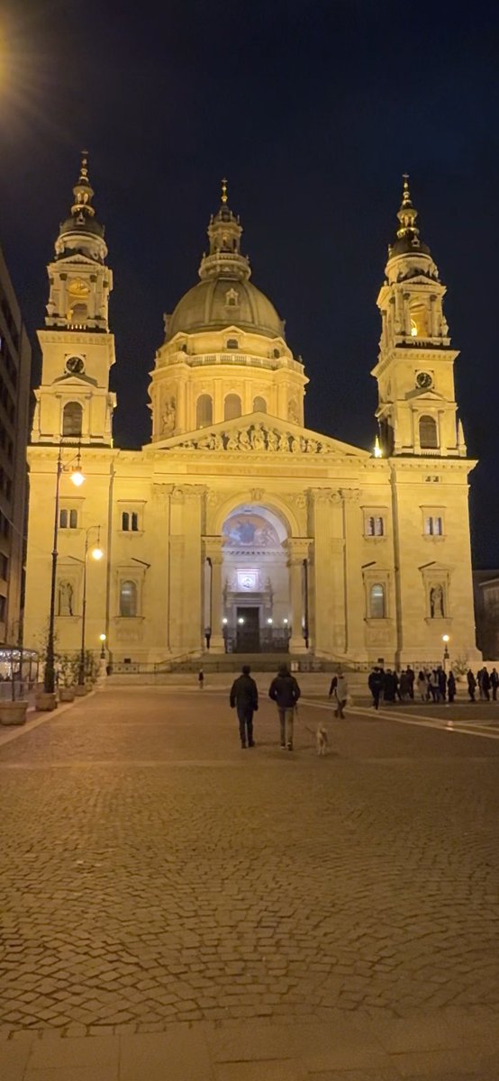 MidasSoy's tweet photo. No soy católico ni religioso en lo más mínimo pero creo que la mejor manera de admirar la belleza de la arquitectura en otros países del mundo es visitando las iglesias sobre todo las católicas. Aquí en  la catedral de San Esteban en Budapest Hungría 🇭🇺 ES IMPRESIONANTE https://t.co/2jUJeJ0JPA