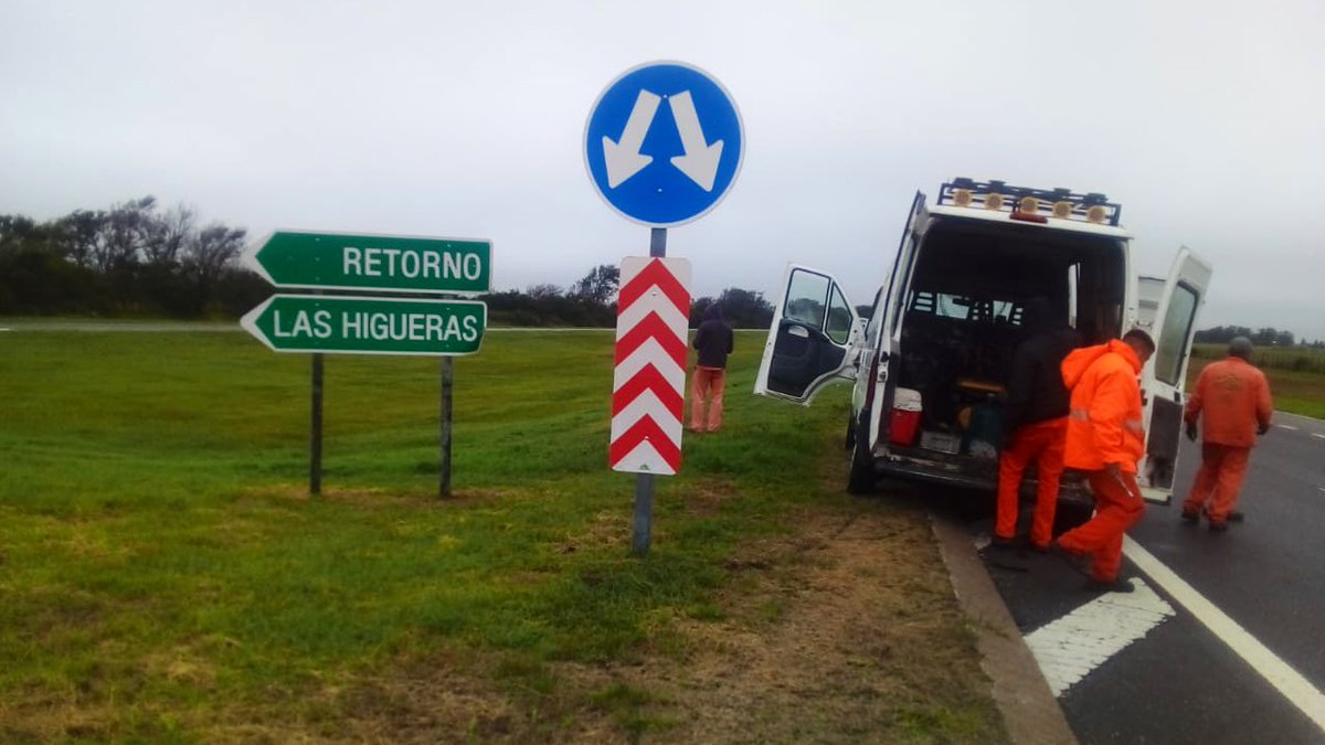 CamdelasSierras's tweet image. 🚸 La cuadrilla de Señalización repara señales de #tránsito en #Ruta36 Autovía Córdoba - #RíoCuarto.