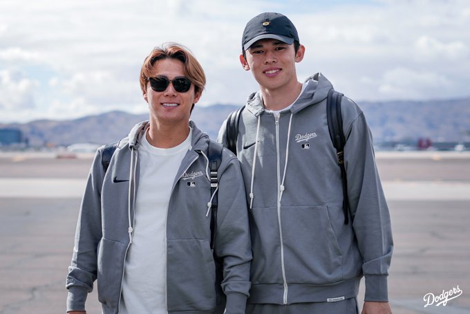 Yoshinobu Yamamoto and Roki Sasaki pose for a photo.