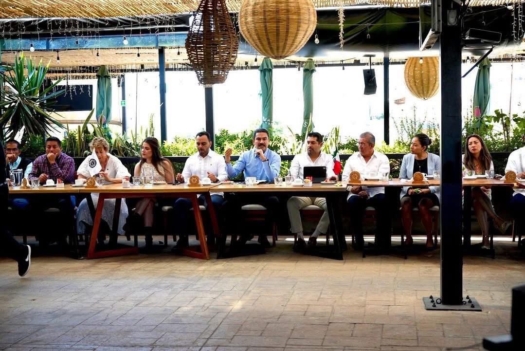 Hoy, junto a la diputada local <a href="/SoyGabyPerezMx/">Gaby Perez</a> , me reuní con Líderes Empresariales Impulsora de Desarrollo Oaxaqueño, A.C. para mejorar esta colaboración, hacer más eficiente la regulación municipal y fortalecer al comercio establecido.

¡Juntos logramos más por nuestra ciudad!