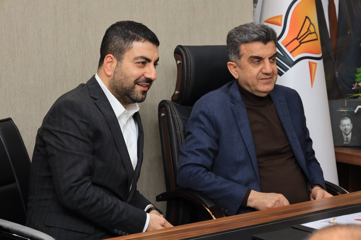 İl Başkanımız Sn. <a href="/milhamigunbegi/">M.İlhami GÜNBEGİ</a> ve beraberindeki heyet, İlçe Başkanlığımızı ziyaret ederek teşkilatımızla bir araya geldi.

Cumhurbaşkanımız Sayın <a href="/RTErdogan/">Recep Tayyip Erdoğan</a>' ın liderliğinde, Ülkemize, Milletimize ve Şanlıurfa'mıza hizmet etme kararlılığımızla ve heyecanımızla çalışmaya devam
