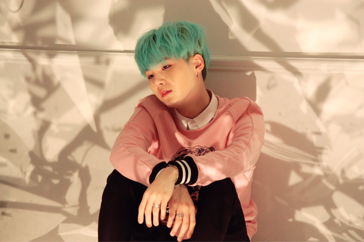 _agustd____yuan's tweet photo. 160313 SUGA BTS 💜:3/15發售 6th單曲「RUN-Japanese Ver.-」MV OFF SHOT #SUGA #RUNJapaneseVer
#방탄의_그해_오늘 #BTS_that_year_today https://t.co/jy3gFttQ4x