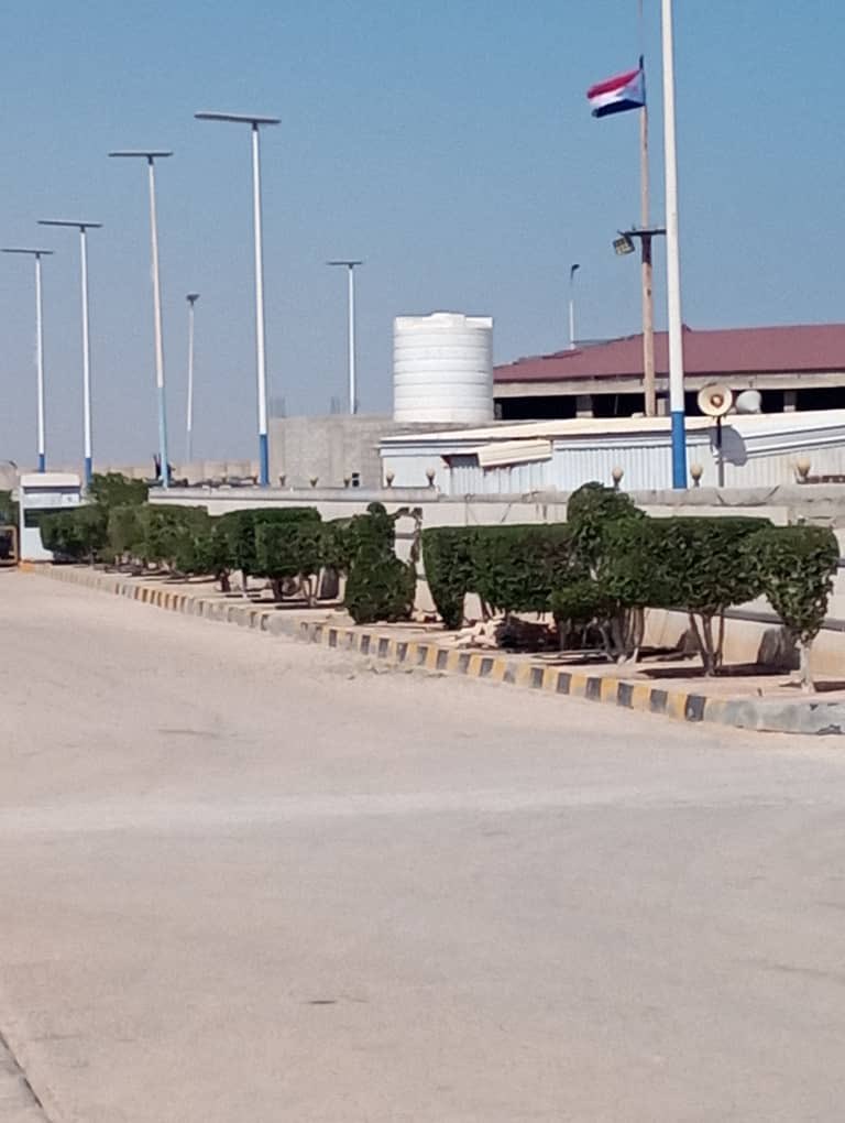 علم الجنوب يرفرف في القصر الجمهوري في محافظة المهرة .. معاد ولا ركن بالجنوب الا وهذا العلم يرفرف فيه .. اذا ماعجبكم الصيدليات مليانه أدوية للمغص والحموصة .. ياعيال المخطوفه .