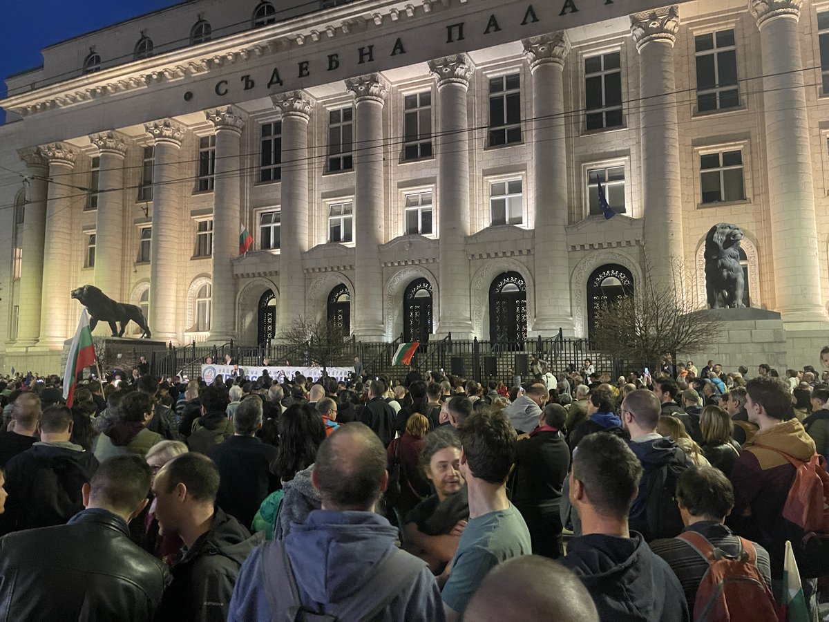 “Веднъж мишката забелязала, че стопанинът на фермата е сложил капан за мишки. Тя разказала за това на кокошката, овцата и кравата.Но те й отговорили:
„Капанът за мишки е твой проблем, не наш!“

Малко по-късно в капана се хванала змия и ухапала жената на фермера. Опитвайки се да я