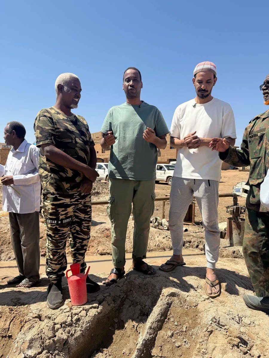 Derwish249's tweet photo. 🔵 الفنان الإنسان طه سليمان وزملائه من الموسيقين في زيارة دعم لمشروع “نحن رجعنا” ومساجد وتكايا حي شمبات والصبابي والمزاد والدناقلة في الخرطوم بحري. https://t.co/auc0Ylnui9