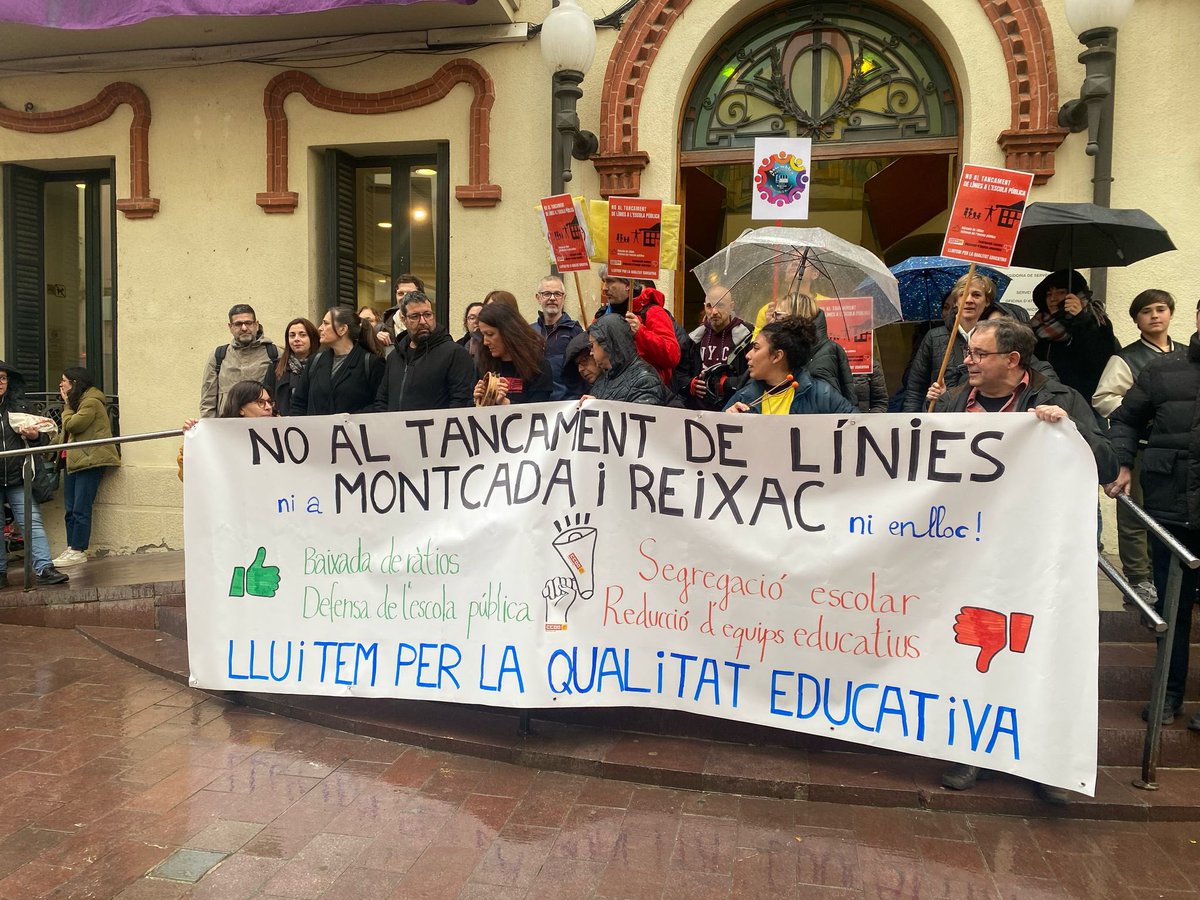 ccoo_vocc_catc's tweet photo. El sindicat d’educació de @ccoo_vocc_catc, ampas i entitats  de Montcada en contra del tancament  de línies a la localitat.
Exigim la baixada de ràtios i la millora de la qualitat educativa que tant anuncia la consellera https://t.co/KrJA4vEu10