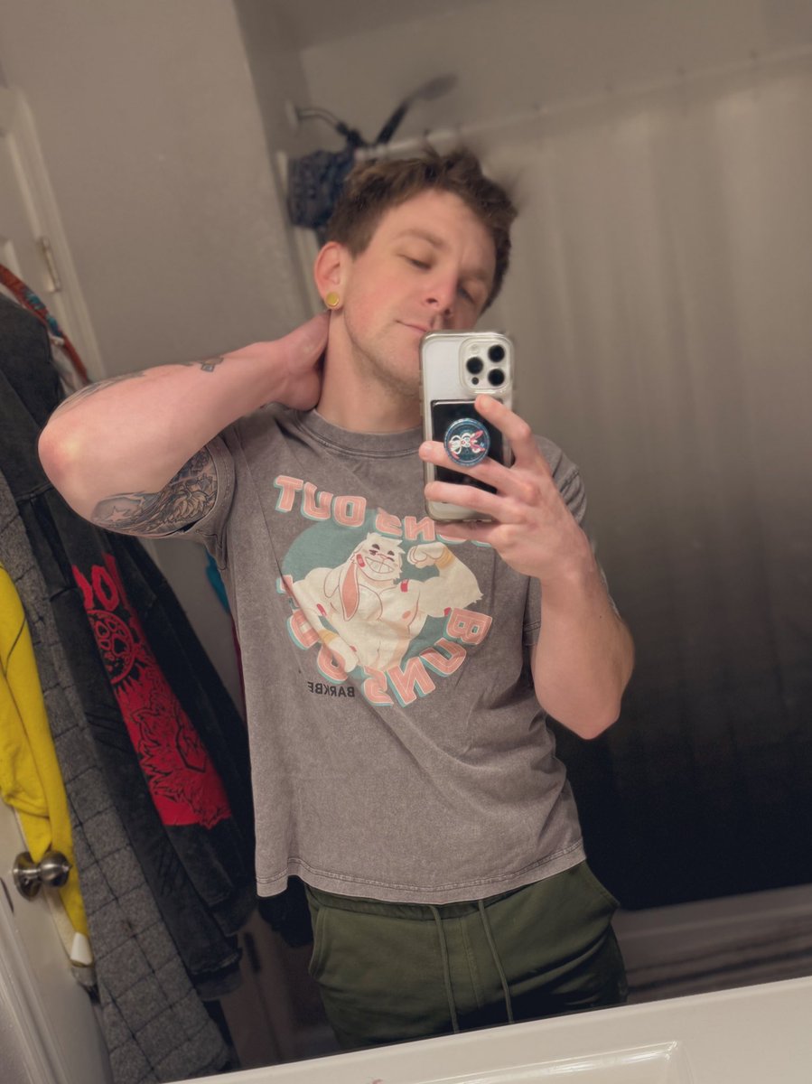 ronnoyeen's tweet image. It to brag, but the shirts I made are fucking comfy and cute 🤗

You can buy one too! Look below