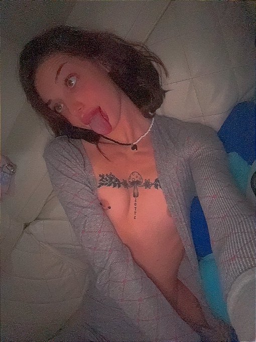 Watch DaisyLove's leaked NSFW photo on TwXstars