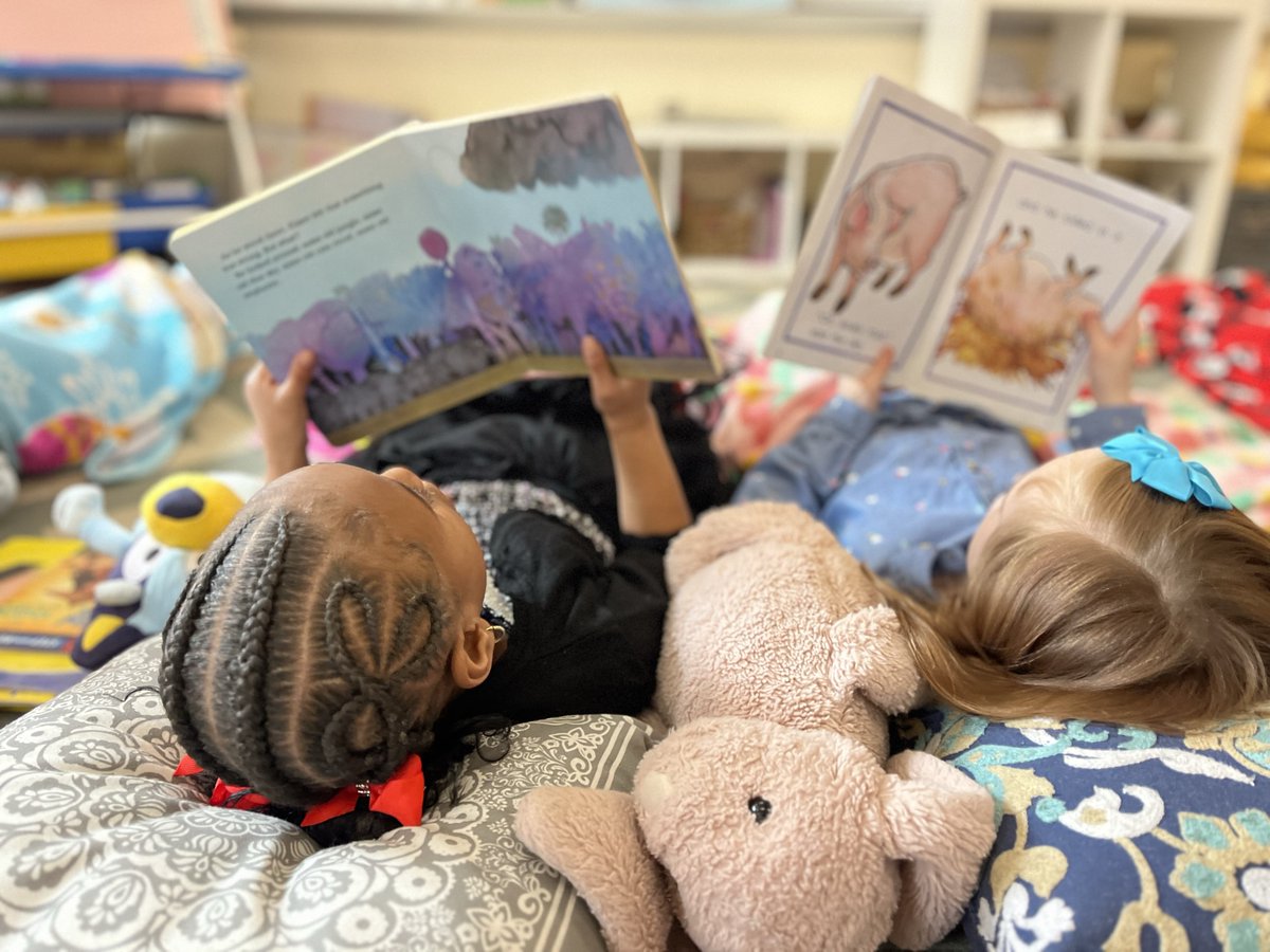 📚🎉 Read Across America Week was extra special in Mrs. Feighery's class at <a href="/MillerRdgTweets/">Miller Ridge Elementary School</a>. 
💜 Students celebrated their love for reading with several surprise guest readers, including Mrs. Neeley &amp; Mrs. Kirby from Central Office, Mrs. Feighery’s own mom, &amp; SRO Maxwell!