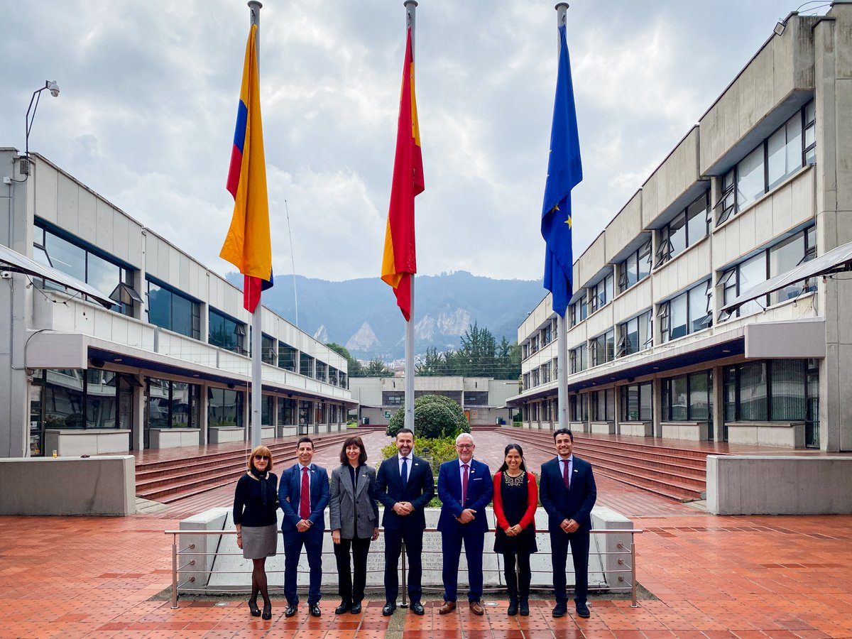 La presencia del Excmo. Sr. Santiago Jiménez Martín en nuestro centro ha sembrado ilusión en nuestros espacios, mediante conversaciones inspiradoras, sonrisas y un ambiente muy enriquecedor de reflexión sobre los distintos aprendizajes. Esta es su casa <a href="/EmbajadaEspCol/">Embajada España Col</a>🇪🇸​🇨🇴