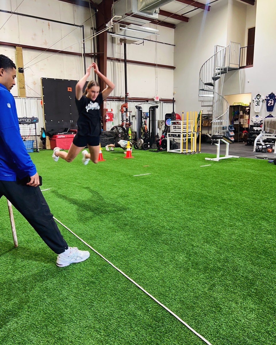 Retested TCU Women’s Soccer ⚽️ signee Grace Vest (Sporting BV) - in 5 weeks she has improved her;

▫️2+10 Fly Time by .07 

▫️Broad Jump by 7 inches, from 8’ to 8’7”

▫️Short-Shuttle Drill by .46 

▫️Vertical Jump by 6 inches, now up to 30 inches 

Way to go Grace 👏