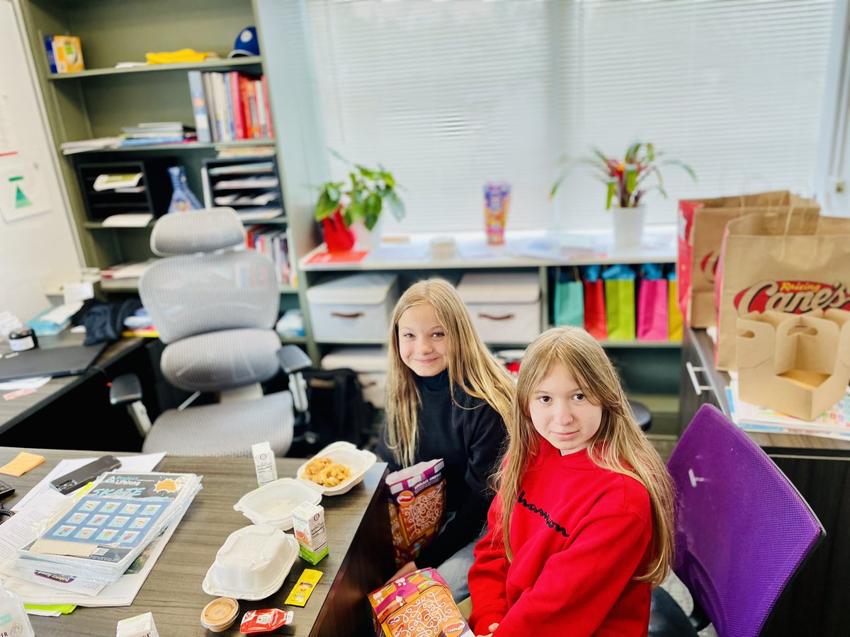 gis_charter's tweet image. ✨ Lunch with the Principal! ✨
A fun way to use earned points—good food, great conversation, and VIP treatment! Keep making positive choices! #gischarter #IBelong #gccteamup