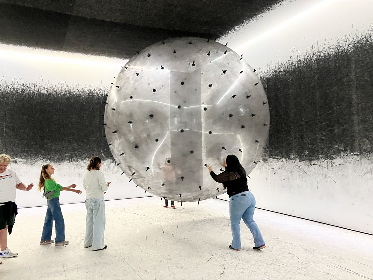 EmilioPedral's tweet photo. Great immersive installation and #exhibition in #LosAngeles. Over 20 artists specializing in inflatable art have put together Balloon - #LetsFly
#Hyperstellar #TheGinjos #RubKandy #Art #Museum
https://t.co/quE1boccxZ via @mymodernmet https://t.co/w6wXHb8Q27