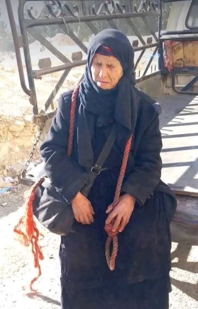 تحمل هذه السيدة السورية بيدها حبل مشنقة كانت تستخدمه عصابات الاسد في اعدام الابرياء في صيدنايا

لعلها تجد شيئ من ابنها المفقود عالقاً بالحبل، الذي اعتقله الاسد في صيدنايا واختفى بعدها