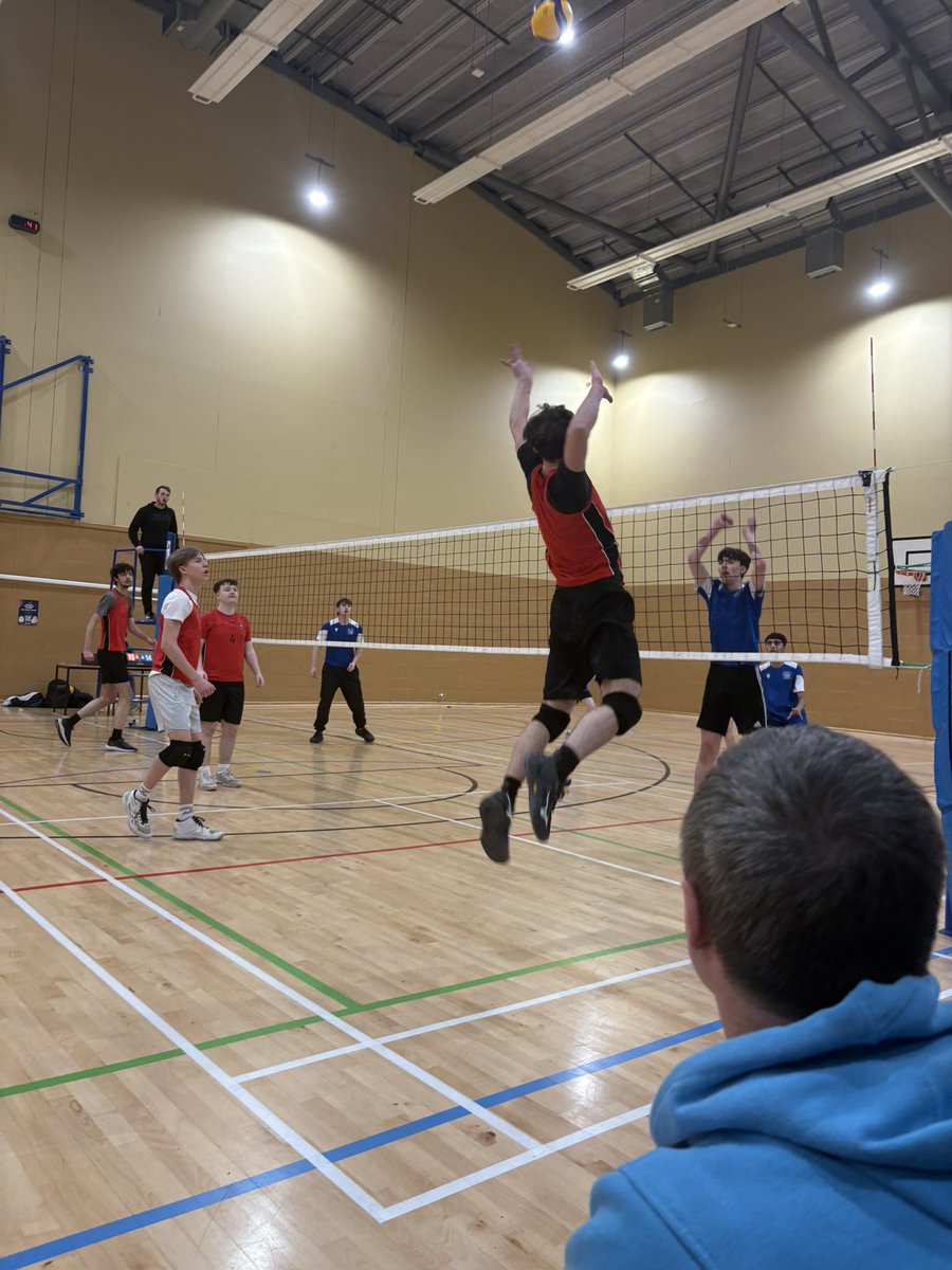 Super proud of this fantastic bunch of pupils 🤩

Both the senior boys and girls volleyball teams made it to the semi-finals of the Scottish Plate 🏐

The boys team progressed to the final losing narrowly to a very strong Cleveden team 👏🏼

#Teamwork #weareCHS