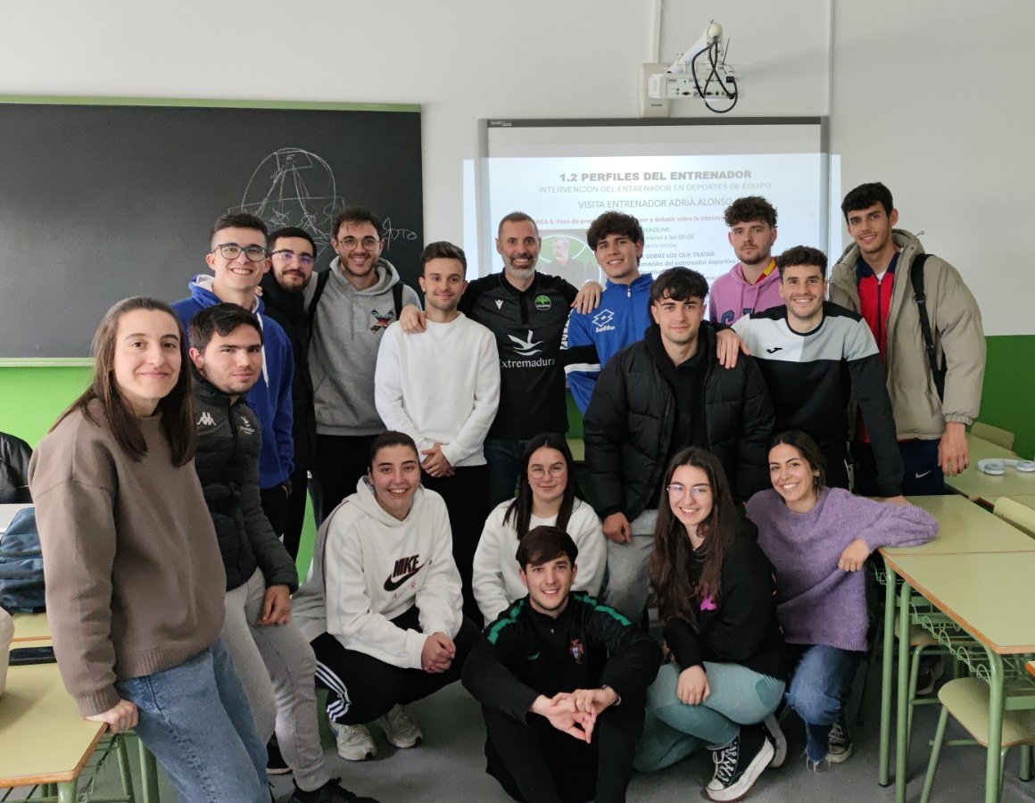 Enorme experiencia hoy aportando mi granito de arena en el Master de Alto Rendimiento sobre la aportación del entrenador en deportes de equipo.
Gracias <a href="/mreinarom/">María Reina</a> y <a href="/fcd_uex/">F CC Deporte - UEx</a>